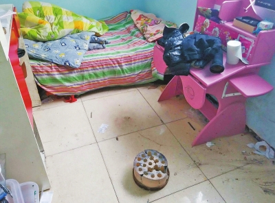 在理發(fā)店死者居住的臥室內(nèi)，地上放有一個(gè)大煤球。