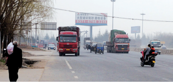 距離事故現(xiàn)場(chǎng)不遠(yuǎn)，仍有人騎電動(dòng)車帶著孩子橫穿馬路