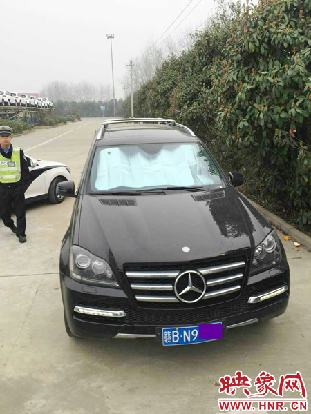 江西男子奔馳車中睡覺一氧化碳中毒，周口高速交警及時(shí)發(fā)現(xiàn)。