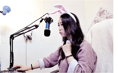 在一次直播中，小米戴上兔子頭飾，向網(wǎng)友賣萌