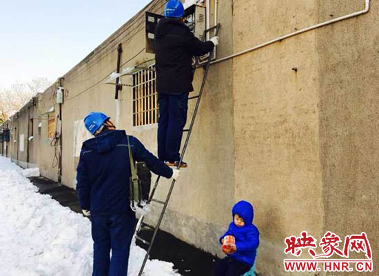 5歲娃冰天雪地睡著。