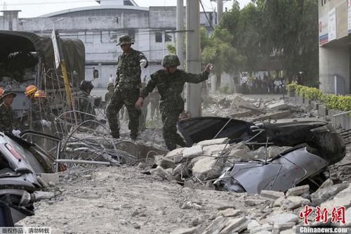 10月15日，菲律賓中部地區(qū)發(fā)生7.2級地震，災(zāi)情持續(xù)擴(kuò)大，菲官方稱地震已造成宿務(wù)、保和等省份數(shù)十人遇難，數(shù)百人受傷，大批建筑物受損。圖為菲律賓軍方在搜救被困者。