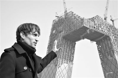 2008年2月，建筑師奧雷·舍人在中央電視臺新址大樓的工地外。圖/CFP