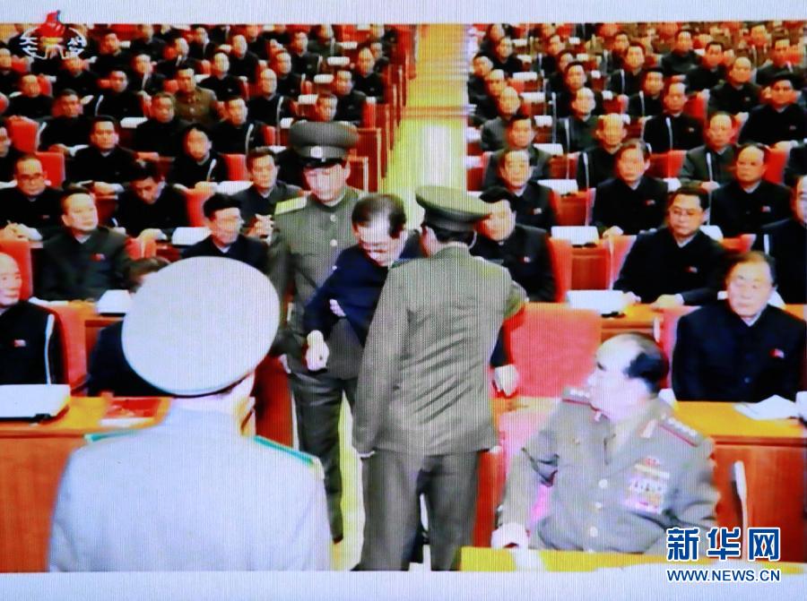 張成澤在12月8日勞動黨中央政治局擴大會議現(xiàn)場被帶走。