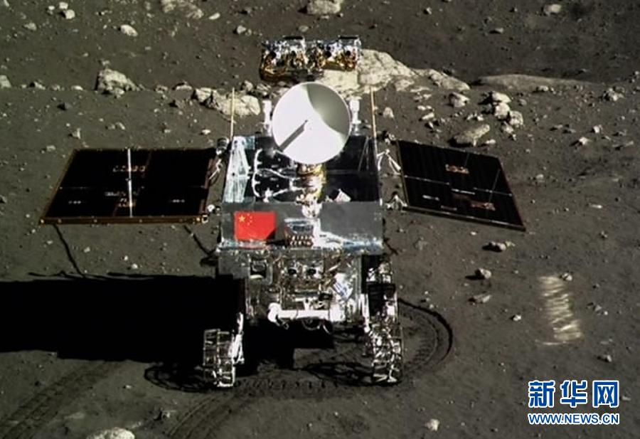 這是北京飛控中心大屏幕上顯示嫦娥三號(hào)著陸器上的相機(jī)拍攝的“玉兔”號(hào)月球車。