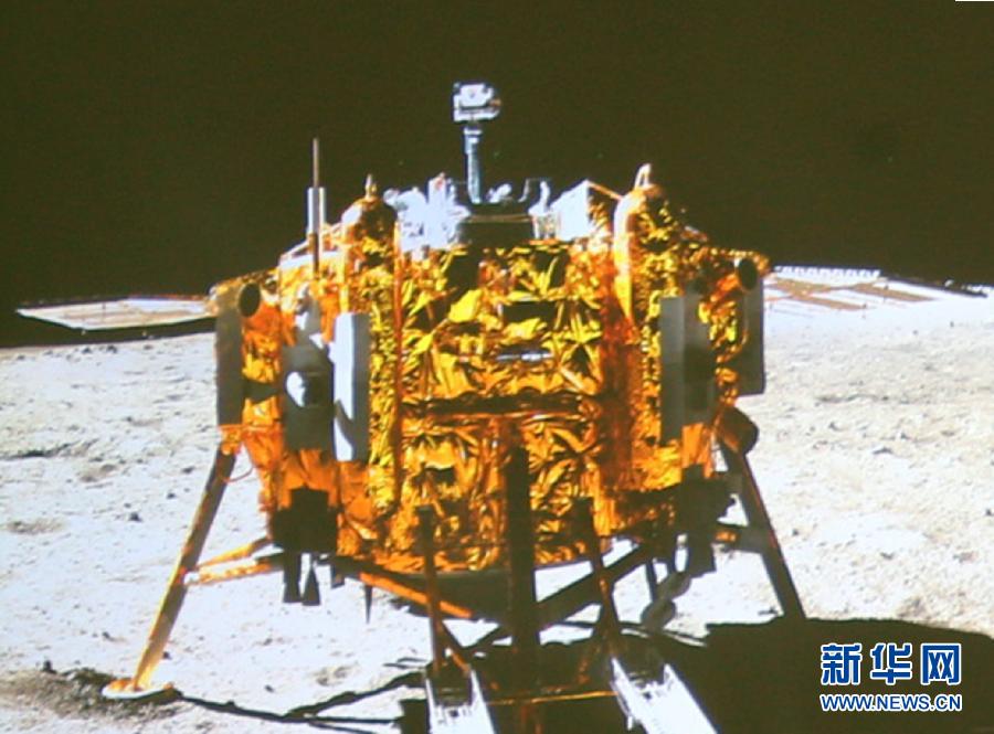 這是北京飛控中心大屏幕上顯示“玉兔”號(hào)月球車上的全景相機(jī)拍攝的嫦娥三號(hào)著陸器照片。