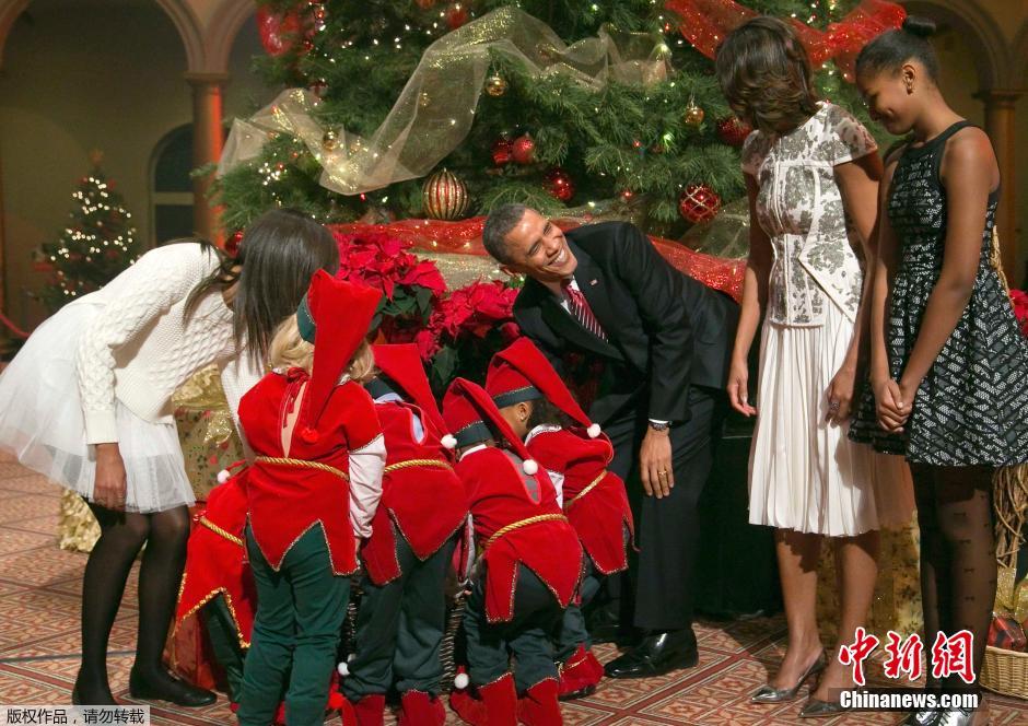 奧巴馬全家錄制圣誕節(jié)目 與“小矮人”互動(dòng)其樂融融 奧巴馬全家錄制圣誕節(jié)目 與“小矮人”互動(dòng)其樂融融