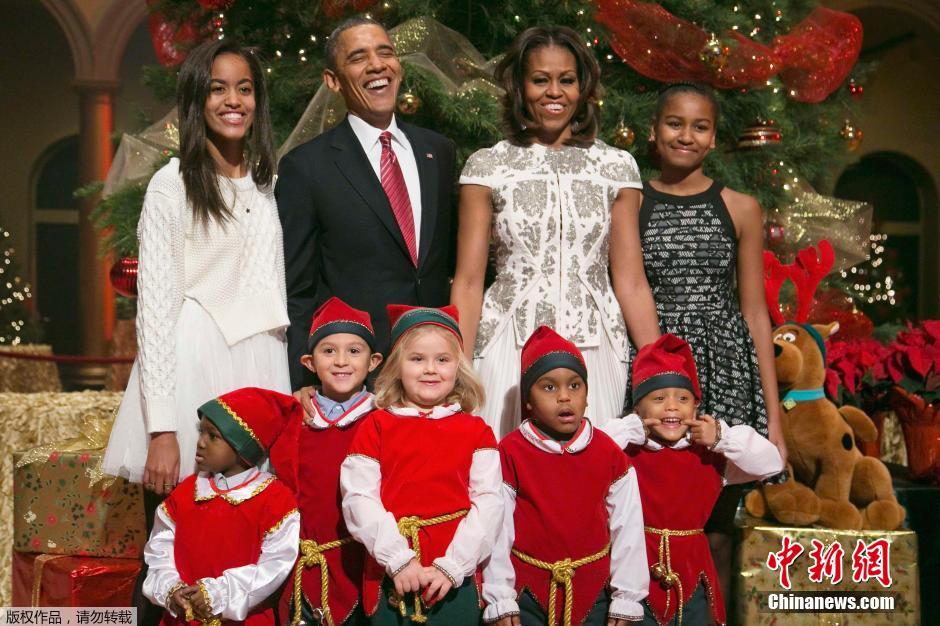 奧巴馬全家錄制圣誕節(jié)目 與“小矮人”互動(dòng)其樂融融 奧巴馬全家錄制圣誕節(jié)目 與“小矮人”互動(dòng)其樂融融