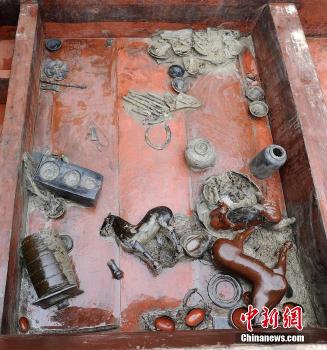 圖為出土漆器240余件，器形有耳杯、奩、幾、盤、盒、俑、馬等。