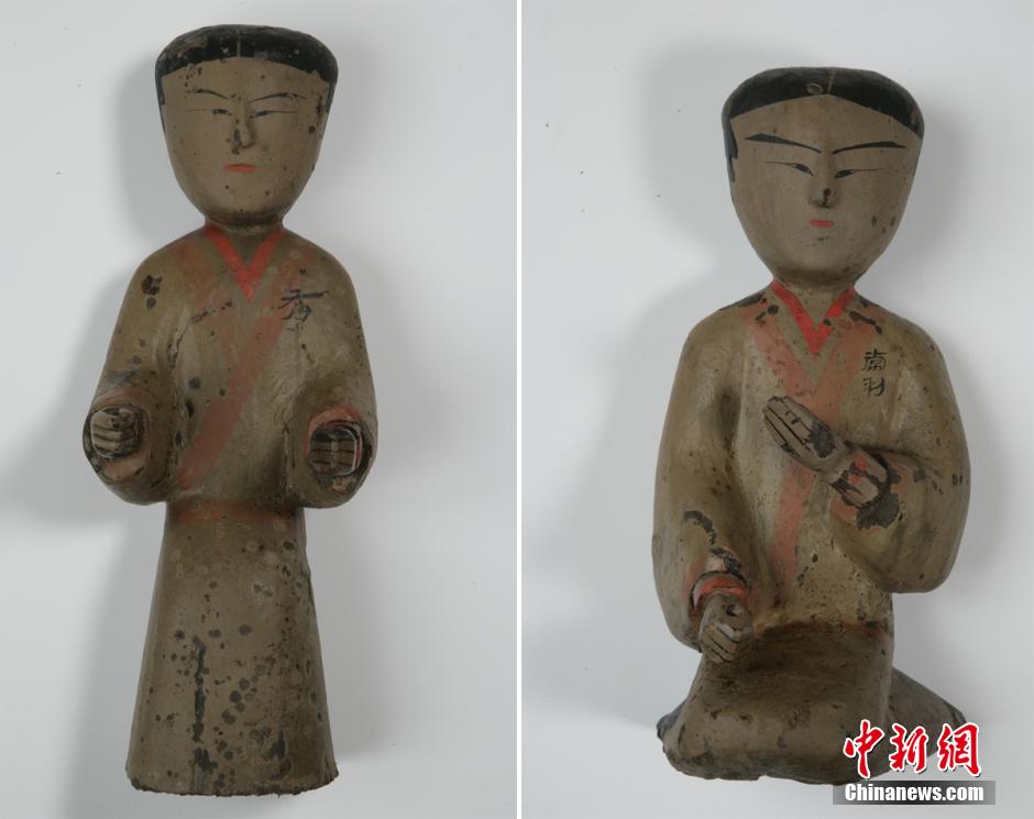圖為出土的彩繪木俑。