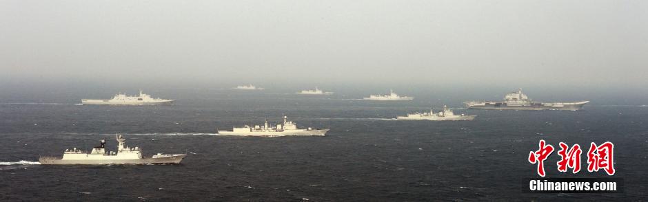 圖為遼寧艦與水面艦艇進(jìn)行協(xié)同訓(xùn)練。中新社發(fā) 李靖 攝