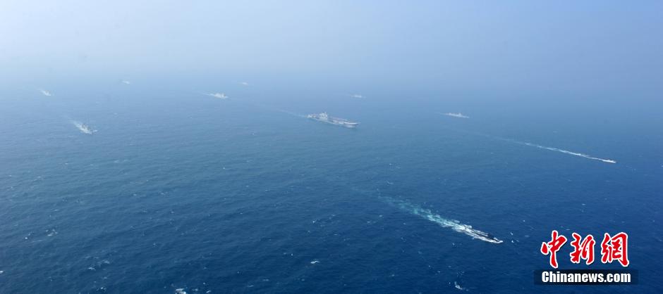 圖為遼寧艦與水面艦艇進(jìn)行協(xié)同訓(xùn)練。中新社發(fā) 李靖 攝