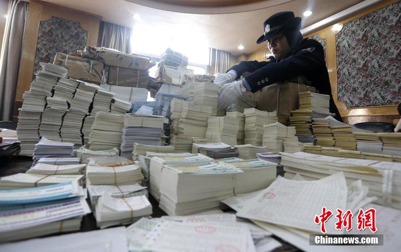 湖北省武漢市，民警清點(diǎn)大量非法制作的成品，半成品假票和制假工具。
