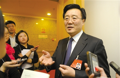 昨日，在十四屆人大二次會(huì)議順義代表團(tuán)全團(tuán)審議后，北京市人大代表、北京市常務(wù)副市長(zhǎng)李士祥接受記者提問(wèn)。新京報(bào)記者 浦峰 攝
