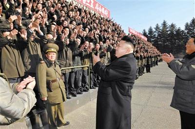朝中社1月15日發(fā)布的圖片顯示，朝鮮最高領導人金正恩視察位于平安南道的國家科學院，與科研人員會面。