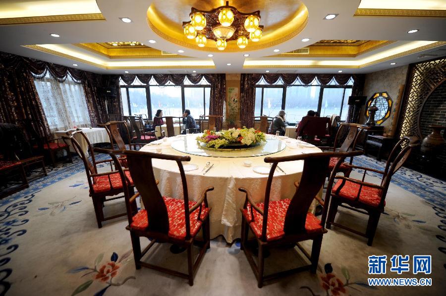 　1月15日，游客在北京紫竹院公園內(nèi)的問(wèn)月樓喝茶聊天。