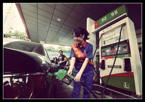 近日，有網(wǎng)友針對“超標40倍事件”評價說：“國內(nèi)加油站在油里加水是普遍現(xiàn)象。只是量多量少的問題，車主