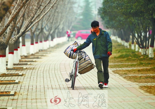 走在校園的小路上，帥氣的單車是我同伴，鼓鼓的行囊盛不下父母深深的惦念。