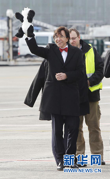 2月23日，在比利時(shí)首都布魯塞爾的國家機(jī)場(chǎng)，比利時(shí)首相迪呂波手舉熊貓玩具歡迎大熊貓“星徽”和“好好”