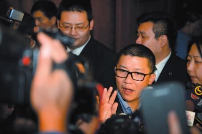 3月10日23時(shí)許，與馬航失聯(lián)航班部分乘客家屬乘坐同一航班的乘客在北京首都機(jī)場(chǎng)辦理值機(jī)手續(xù)。新華社