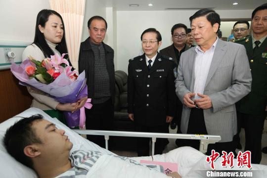 廣西壯族自治區(qū)黨委常委、政法委書記溫卡華看望唐蔚宣。