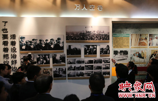 在焦裕祿紀(jì)念館，參觀的人絡(luò)繹不絕，一批批來自全國各地的黨員干部前來學(xué)習(xí)焦裕祿事跡