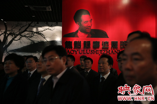 在焦裕祿紀(jì)念館，參觀的人絡(luò)繹不絕，一批批來自全國各地的黨員干部前來學(xué)習(xí)焦裕祿事跡