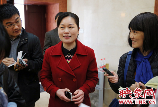 董亞娜是焦裕祿紀(jì)念館副館長，她兩次給習(xí)近平講解，贊總書記看得仔細(xì)，聽得認(rèn)真。3月20日，記者在蘭考采