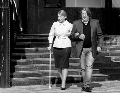 3月27日，烏克蘭基輔，前總理季莫申科在朋友的陪伴下赴新聞發(fā)布會(huì)現(xiàn)場(chǎng)，宣布將參加烏克蘭總統(tǒng)選舉。