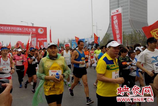 3月30日上午8點(diǎn)20分，2014鄭開(kāi)國(guó)際馬拉松賽在鄭開(kāi)大道鳴槍起跑。