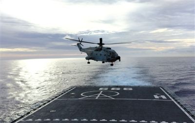 3月29日，一架艦載直升機(jī)從井岡山艦起飛執(zhí)行搜索任務(wù)。當(dāng)天，海軍井岡山艦抵達(dá)南印度洋新任務(wù)區(qū)開始搜索。 新華社發(fā)
