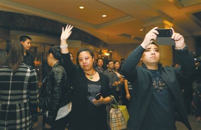 昨晚，麗都飯店，32位馬航失聯(lián)客機(jī)家屬準(zhǔn)備赴馬來西亞。新京報(bào)記者 侯少卿 攝