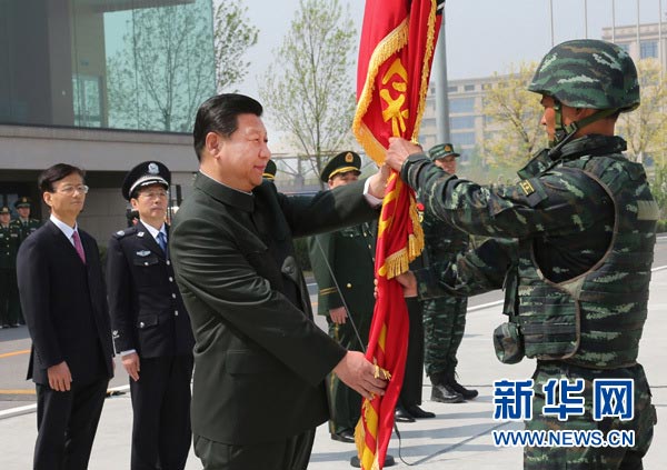 這是習(xí)近平將隊(duì)旗鄭重授予“獵鷹突擊隊(duì)”大隊(duì)長(zhǎng)。