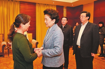  4月9日，中共中央政治局委員、國務院副總理劉延東在鄭州接見“踐行焦裕祿精神的好校長”張偉的家屬。