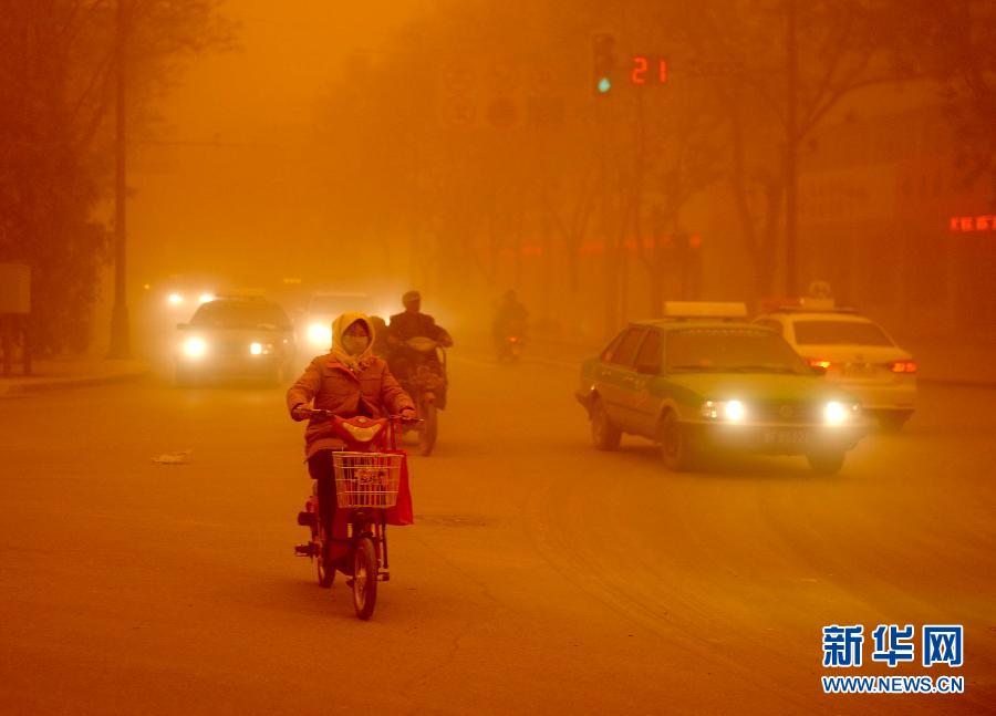 4月23日，沙塵暴中的敦煌街頭。