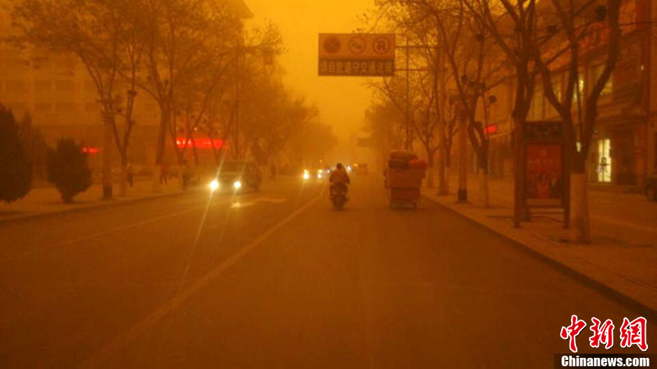 4月23日中午，甘肅酒泉多地出現(xiàn)強沙塵暴。