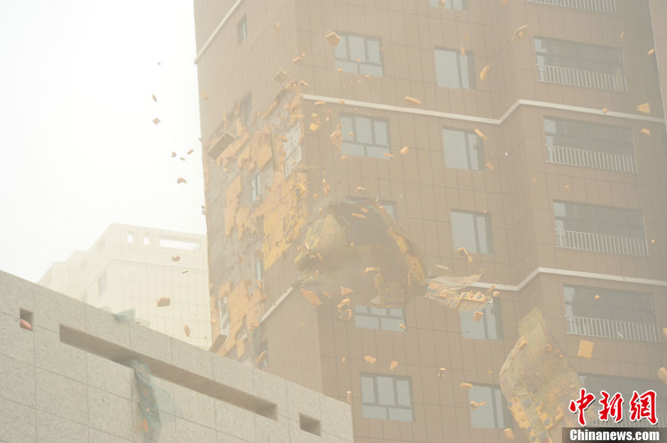 4月23日，受強冷空氣影響，新疆哈密出現(xiàn)出現(xiàn)強沙塵和降溫天氣，部分路段能見度不足50米