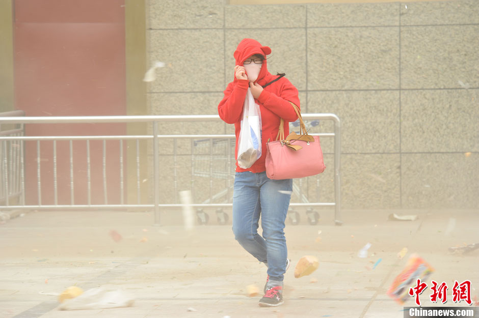 4月23日，受強冷空氣影響，新疆哈密出現(xiàn)出現(xiàn)強沙塵和降溫天氣