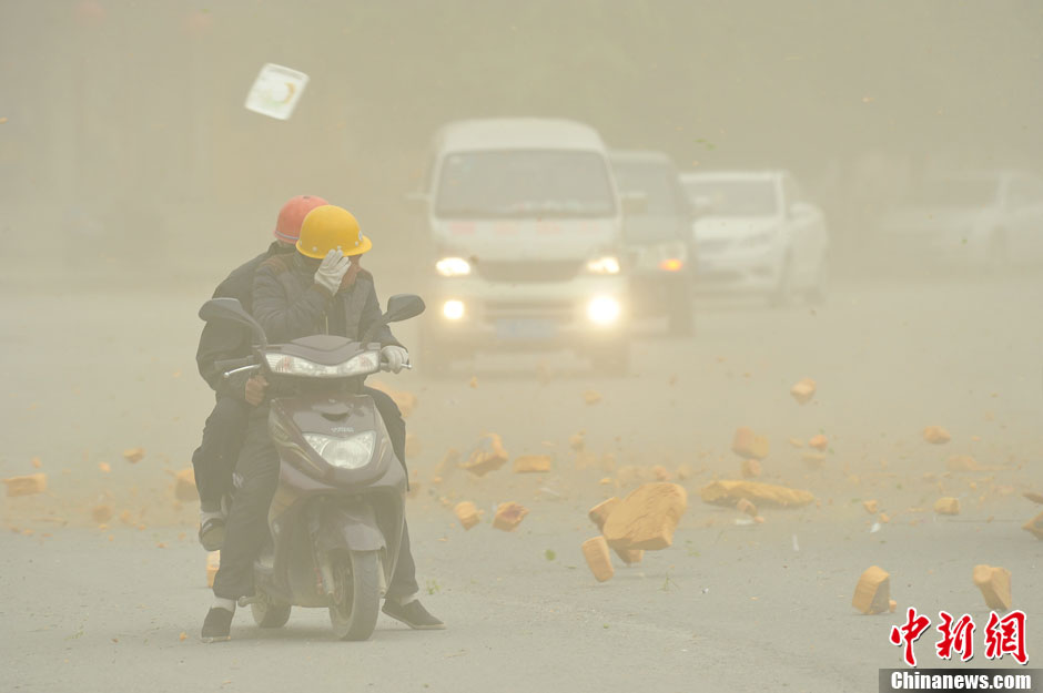4月23日，受強冷空氣影響，新疆哈密出現(xiàn)出現(xiàn)強沙塵和降溫天氣