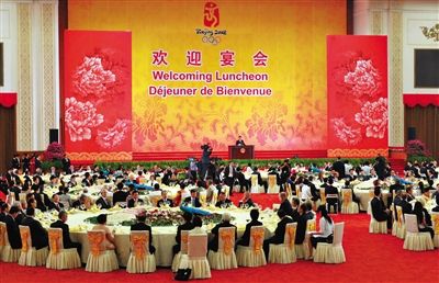 2008年8月8日，胡錦濤夫婦在北京人民大會堂宴會廳為出席北京奧運會的貴賓舉行歡迎宴會。