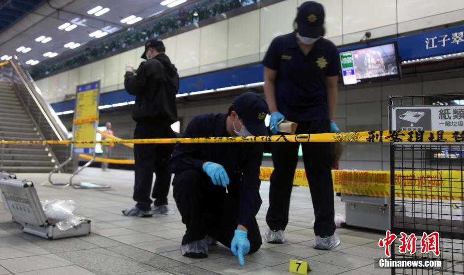 圖為新北市警察在現(xiàn)場勘查。中新社發(fā) 劉舒凌 攝