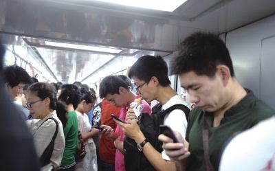北京地鐵6號線,一名上班族利用乘車時間進餐。京華時報記者陶冉攝