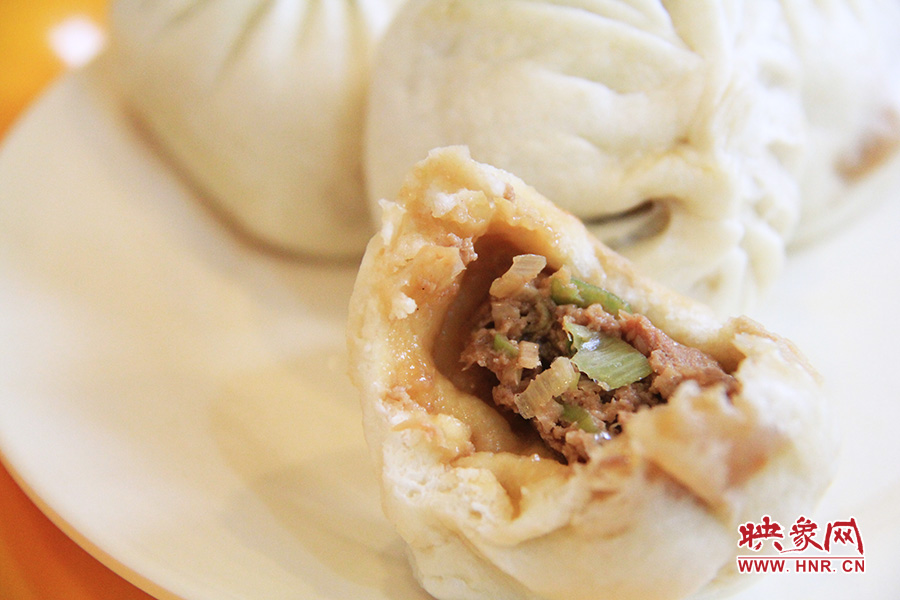 記者特意叫上一位去過(guò)北京正宗慶豐包子鋪的朋友前往試吃鑒定,兩者的味道差不多。