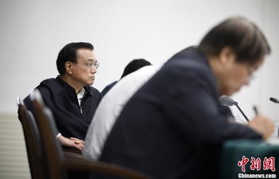 李克強(qiáng)在赤峰主持召開部分企業(yè)與金融機(jī)構(gòu)負(fù)責(zé)人座談會(huì)。