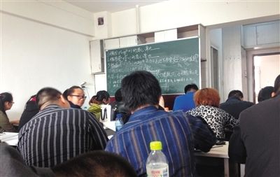 5月6日，大慶市，油田實行招工考試后，出現(xiàn)了各種考前輔導(dǎo)班。