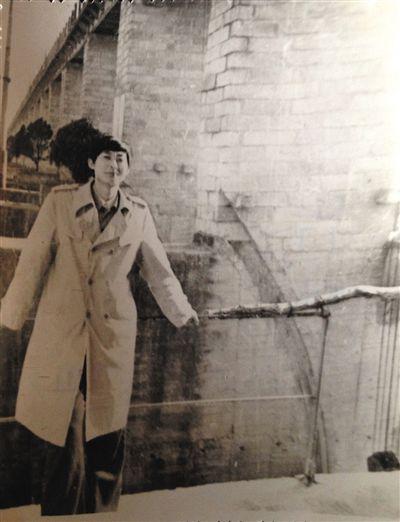 1995年，于英生在蚌埠淮河閘上留影。