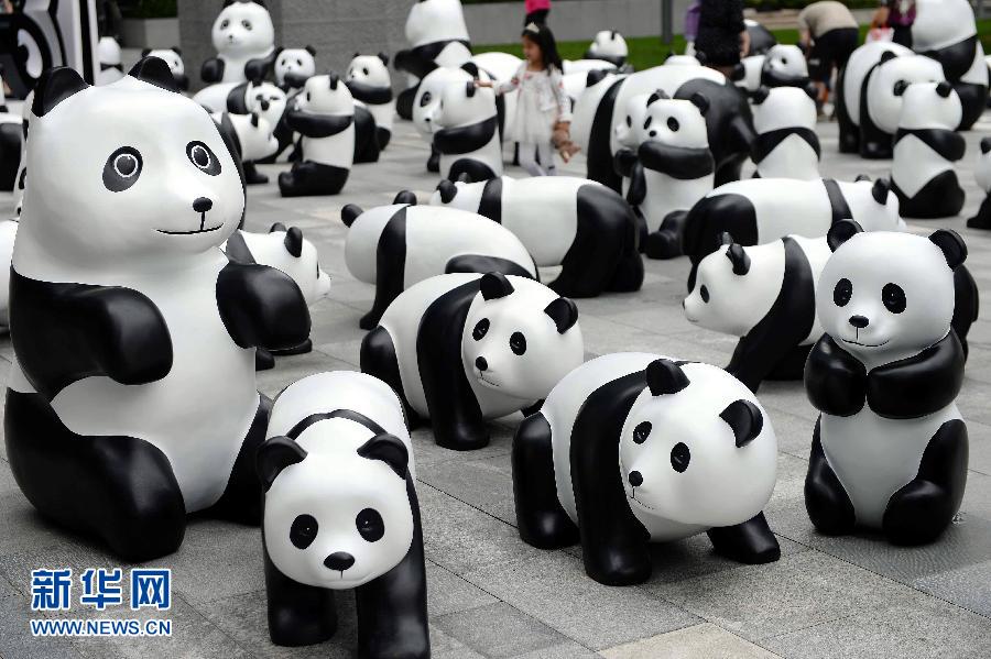 這是6月2日在上海靜安嘉里中心廣場拍攝的萌態(tài)百出的“熊貓”大軍。