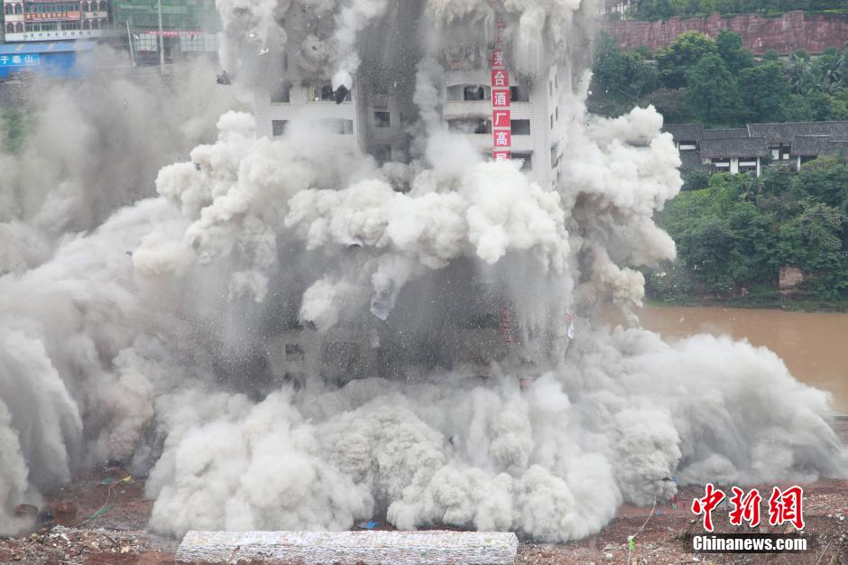 6月6日13時(shí)，貴州仁懷茅臺(tái)大橋及鐘樓整體爆破成功。