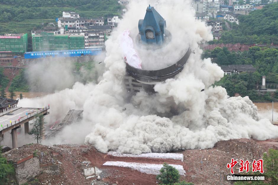 6月6日13時(shí)，貴州仁懷茅臺(tái)大橋及鐘樓整體爆破成功。