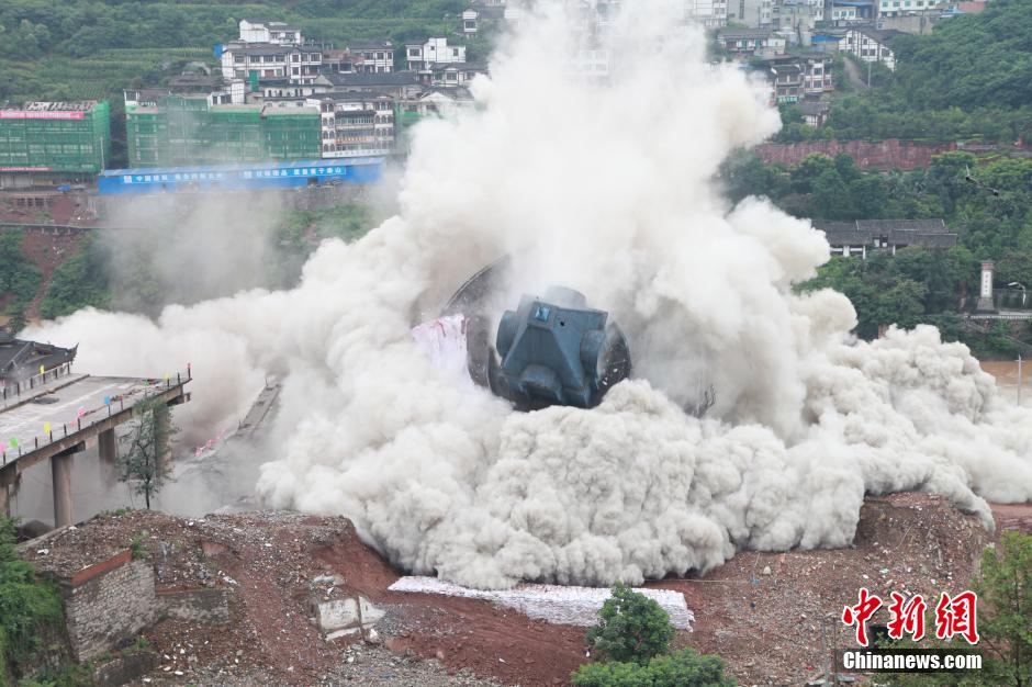 6月6日13時(shí)，貴州仁懷茅臺(tái)大橋及鐘樓整體爆破成功。